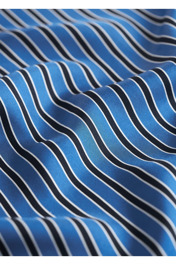 TOTEME 스트라이프 실크 스카프 블루/네이비의 블루/네이비컬러 3번쨰 이미지입니다.