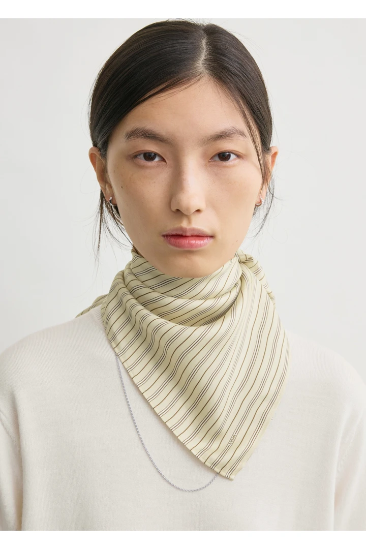 TOTEME 스트라이프 실크 스카프 베이지/브라운의 베이지/브라운컬러 1번쨰 이미지입니다.