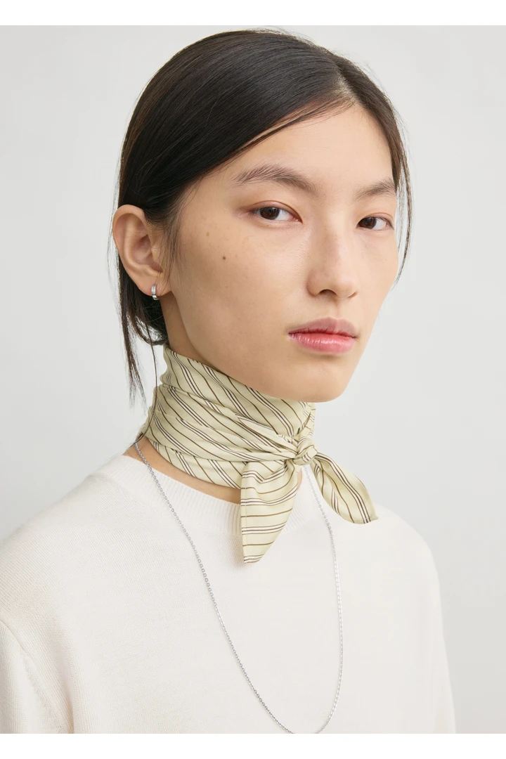 TOTEME 스트라이프 실크 스카프 베이지/브라운의 베이지/브라운컬러 2번쨰 이미지입니다.