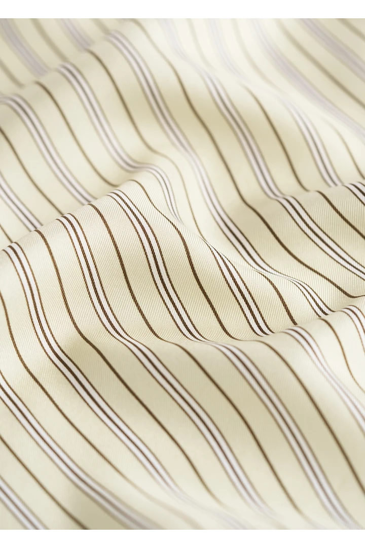 TOTEME 스트라이프 실크 스카프 베이지/브라운의 베이지/브라운컬러 3번쨰 이미지입니다.