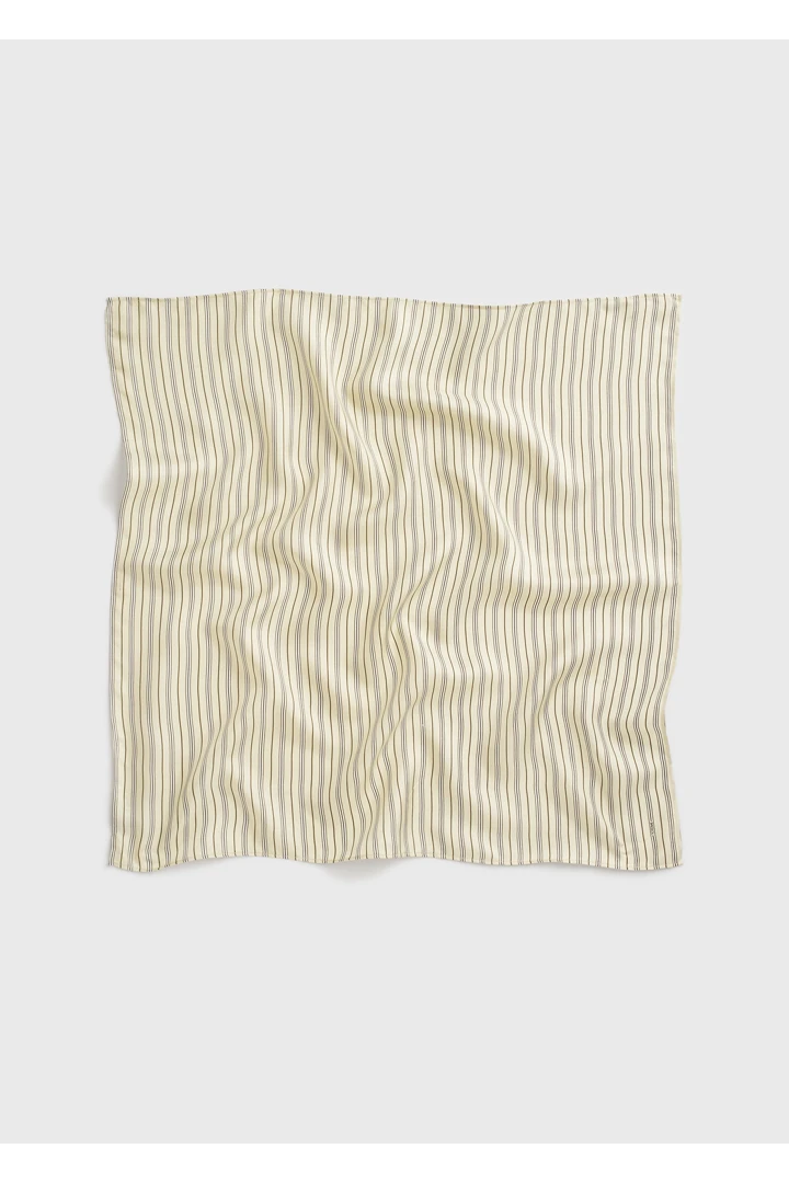 TOTEME 스트라이프 실크 스카프 베이지/브라운의 베이지/브라운컬러 4번쨰 이미지입니다.