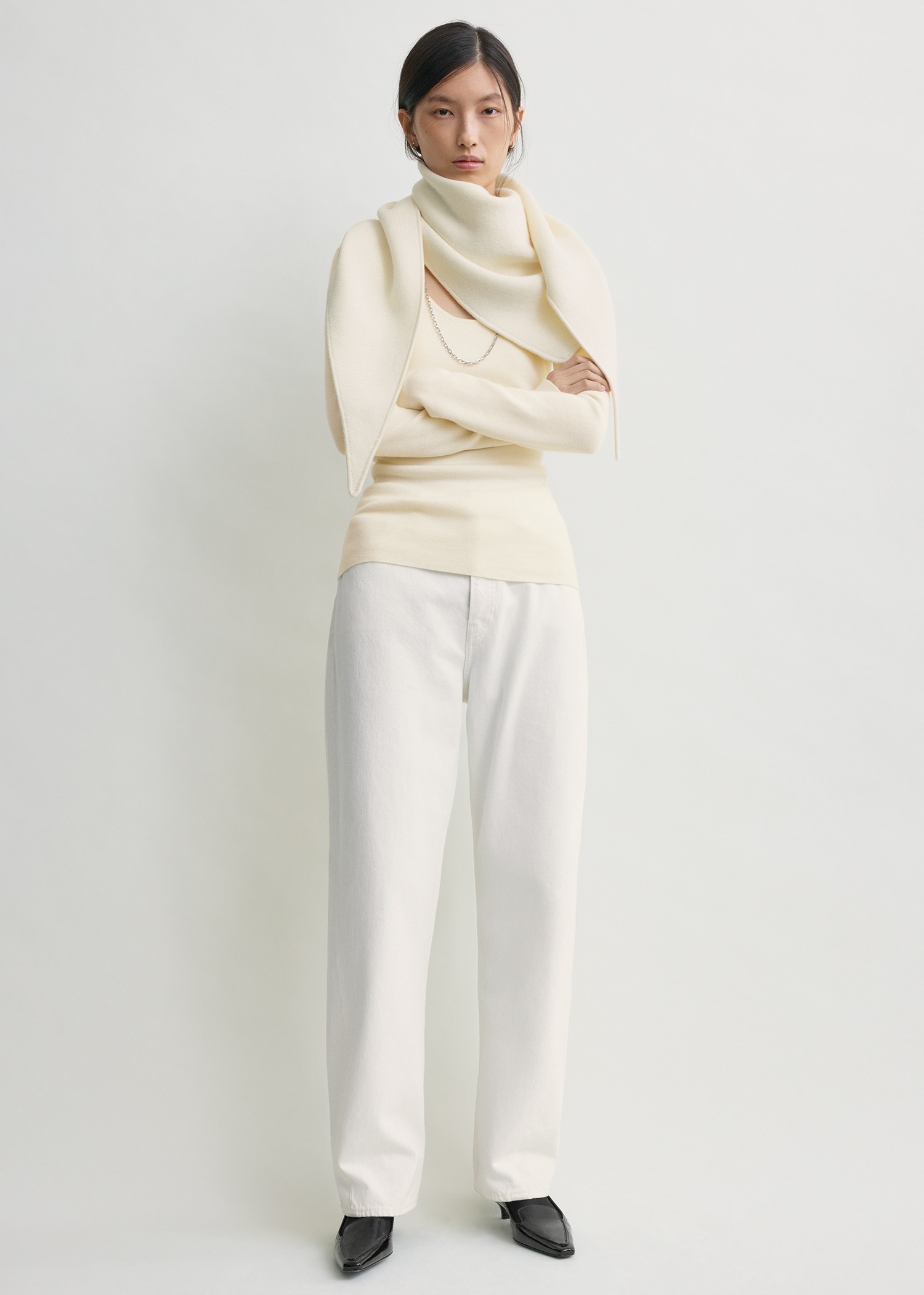 TOTEME 트라이앵글 울 스카프 에크루의 에크루컬러 1번쨰 이미지입니다.