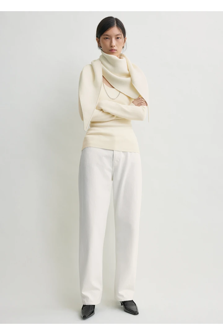 TOTEME 트라이앵글 울 스카프 에크루의 에크루컬러 1번쨰 이미지입니다.