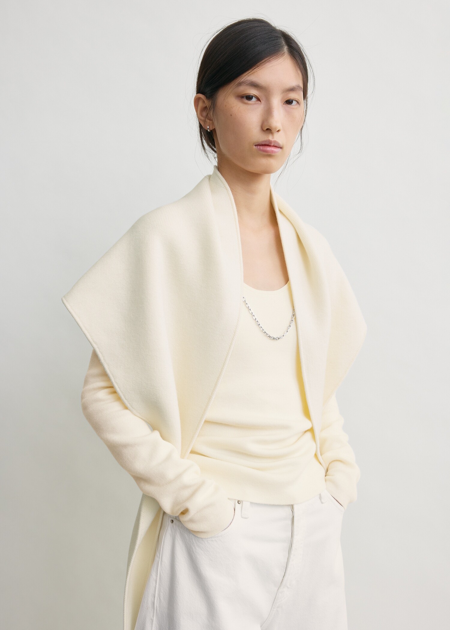 TOTEME 트라이앵글 울 스카프 에크루의 에크루컬러 2번쨰 이미지입니다.