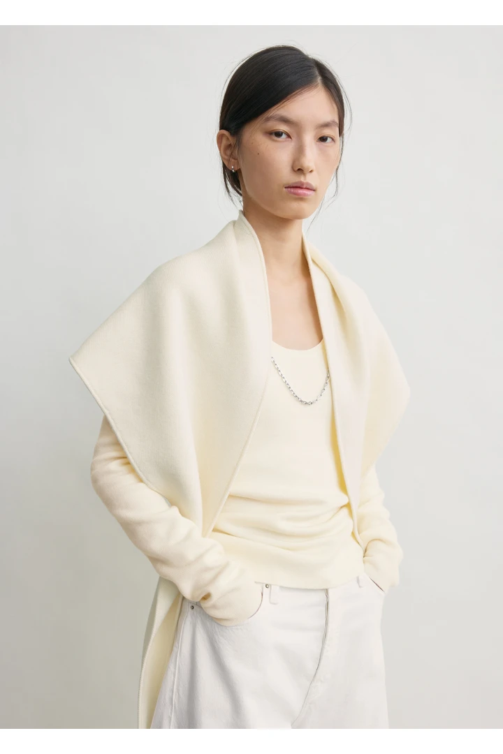 TOTEME 트라이앵글 울 스카프 에크루의 에크루컬러 2번쨰 이미지입니다.