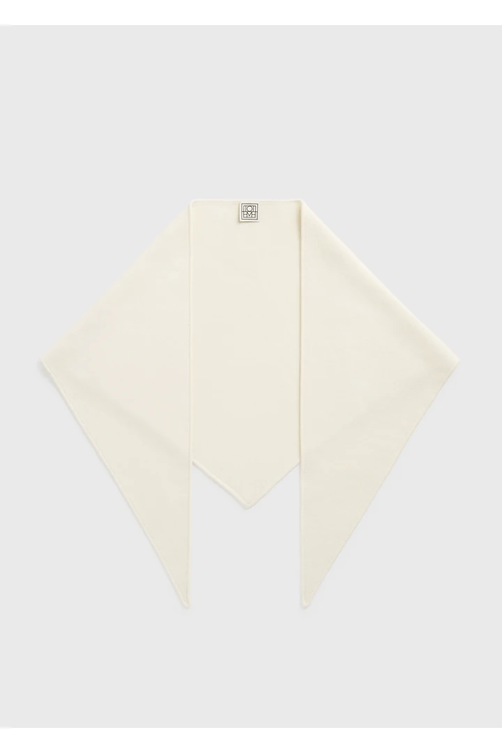 TOTEME 트라이앵글 울 스카프 에크루의 에크루컬러 4번쨰 이미지입니다.