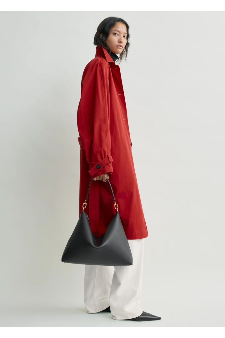 TOTEME 미디엄 베벨 그레인드 레더 백 블랙의 블랙컬러 1번쨰 이미지입니다.