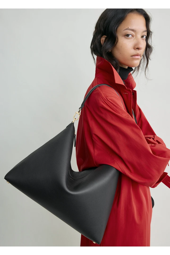 TOTEME 미디엄 베벨 그레인드 레더 백 블랙의 블랙컬러 2번쨰 이미지입니다.