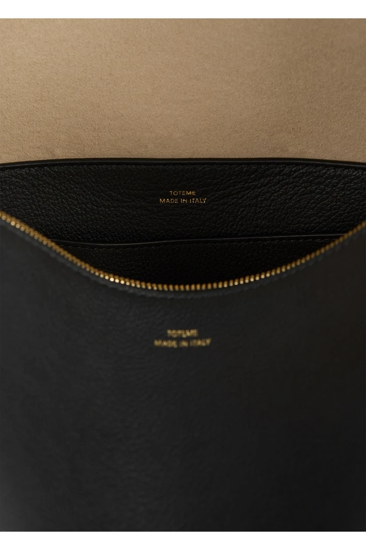 TOTEME 미디엄 베벨 그레인드 레더 백 블랙의 블랙컬러 3번쨰 이미지입니다.