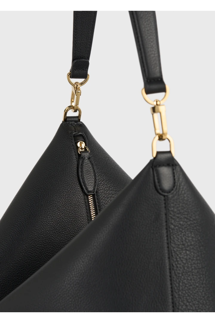 TOTEME 미디엄 베벨 그레인드 레더 백 블랙의 블랙컬러 4번쨰 이미지입니다.