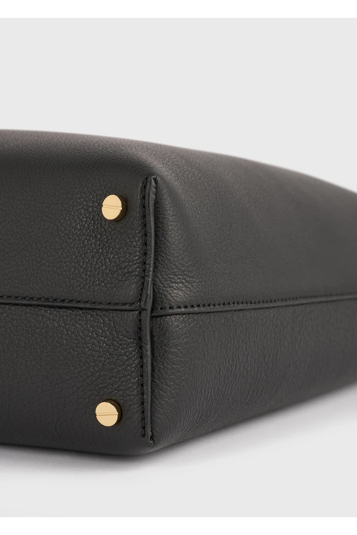 TOTEME 미디엄 베벨 그레인드 레더 백 블랙의 블랙컬러 5번쨰 이미지입니다.