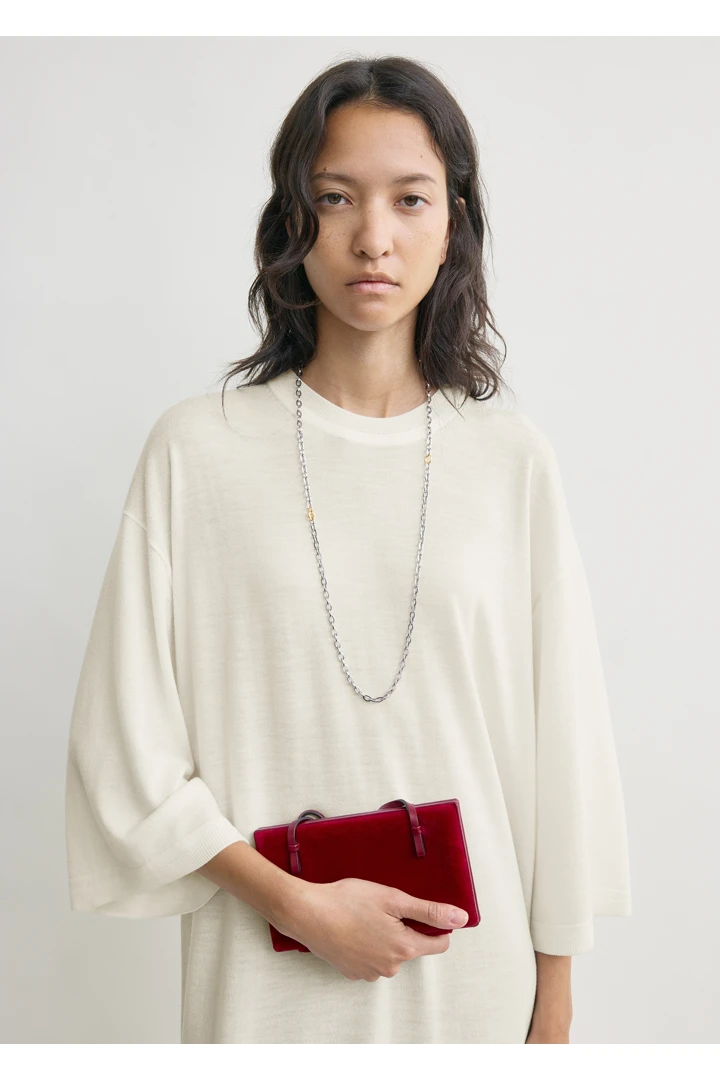 TOTEME 칵테일 벨벳 백 레드의 레드컬러 1번쨰 이미지입니다.