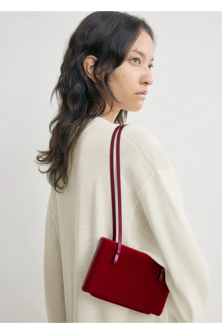 TOTEME 칵테일 벨벳 백 레드의 레드컬러 2번쨰 이미지입니다.