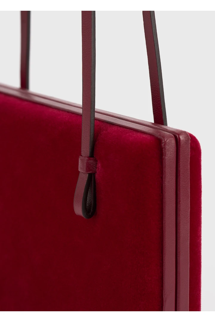 TOTEME 칵테일 벨벳 백 레드의 레드컬러 3번쨰 이미지입니다.