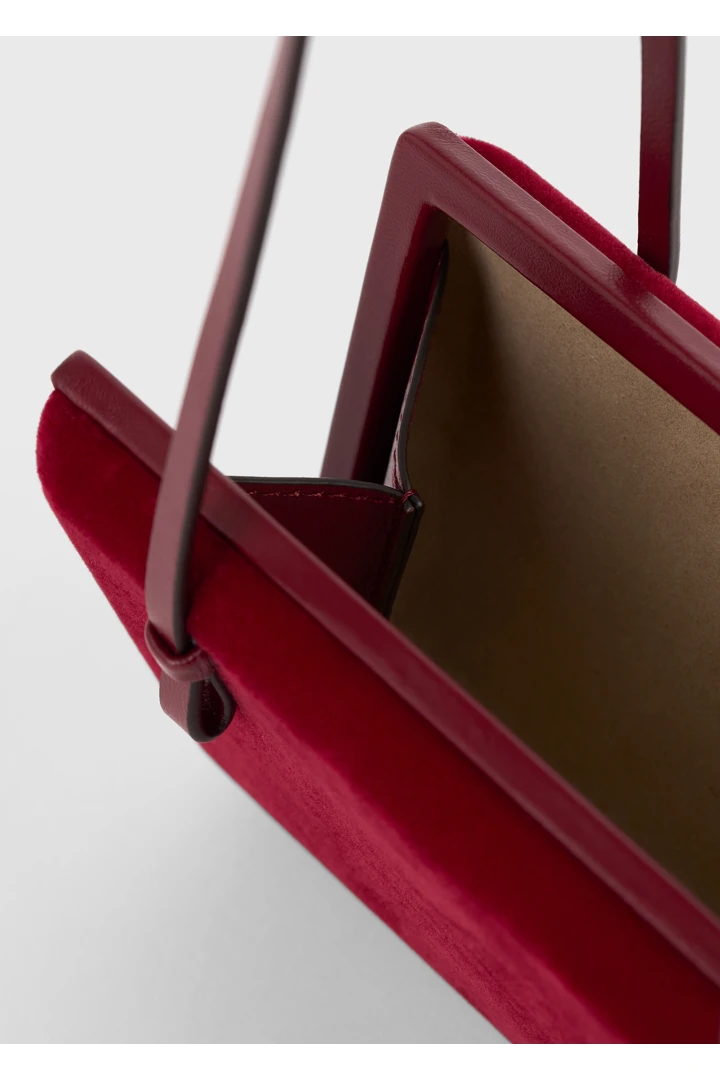 TOTEME 칵테일 벨벳 백 레드의 레드컬러 4번쨰 이미지입니다.