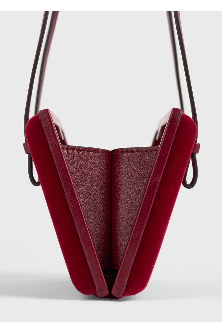 TOTEME 칵테일 벨벳 백 레드의 레드컬러 5번쨰 이미지입니다.