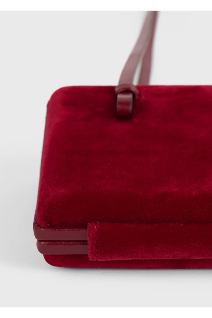 TOTEME 칵테일 벨벳 백 레드의 레드컬러 6번쨰 이미지입니다.