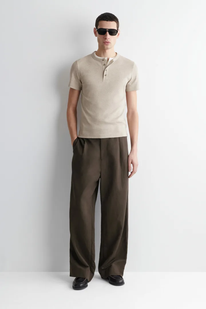 COS default image 31 of 베이지 in 슬림 리브드 헨리 티셔츠