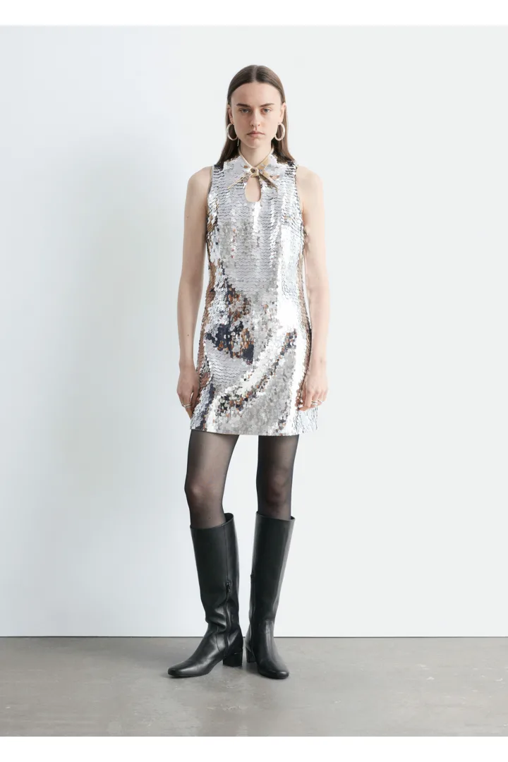 앤아더스토리즈 키홀 카라 시퀸 미니 드레스의 실버컬러 ECOMLook입니다.