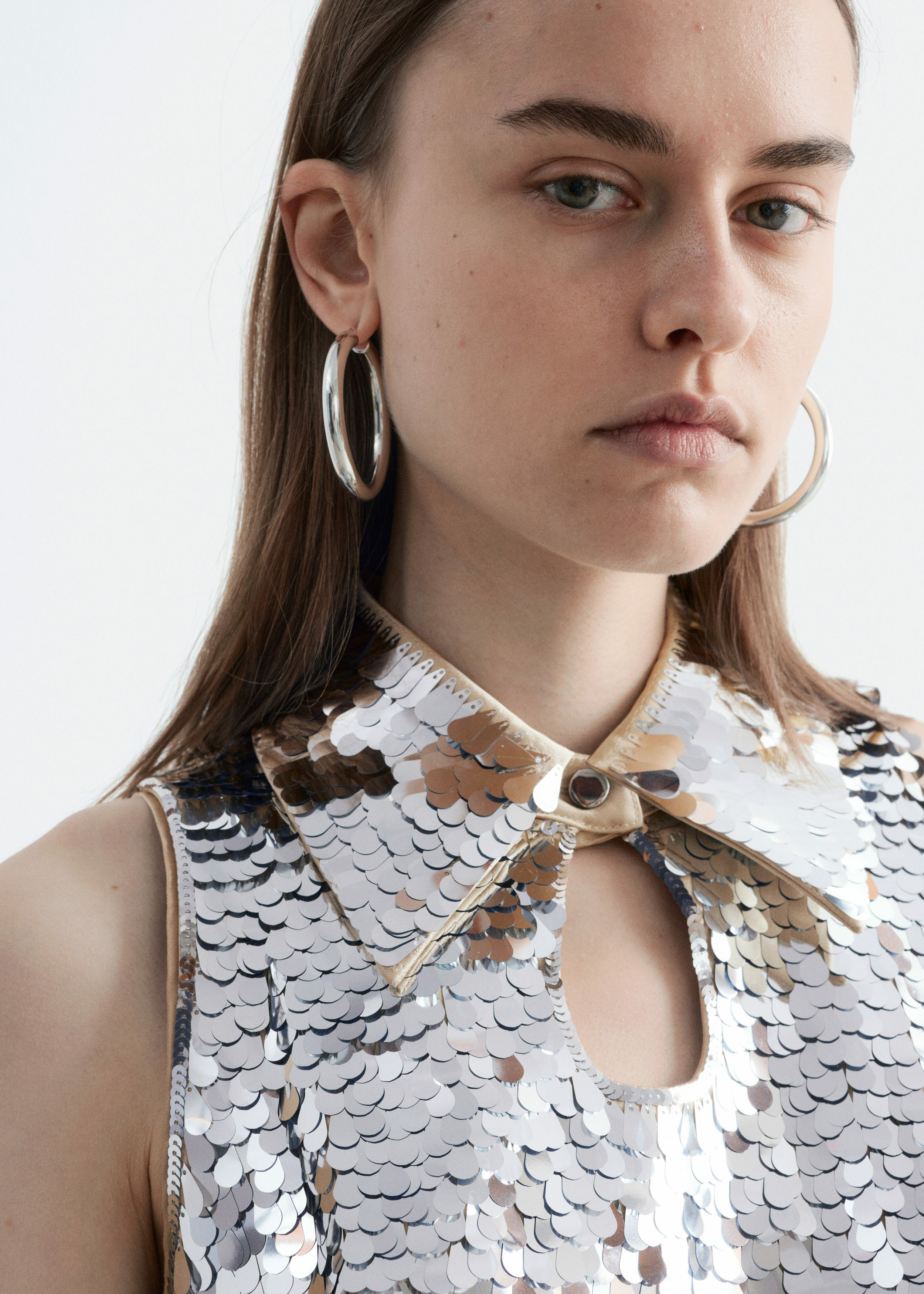 앤아더스토리즈 키홀 카라 시퀸 미니 드레스의 실버컬러 ECOMLook입니다.