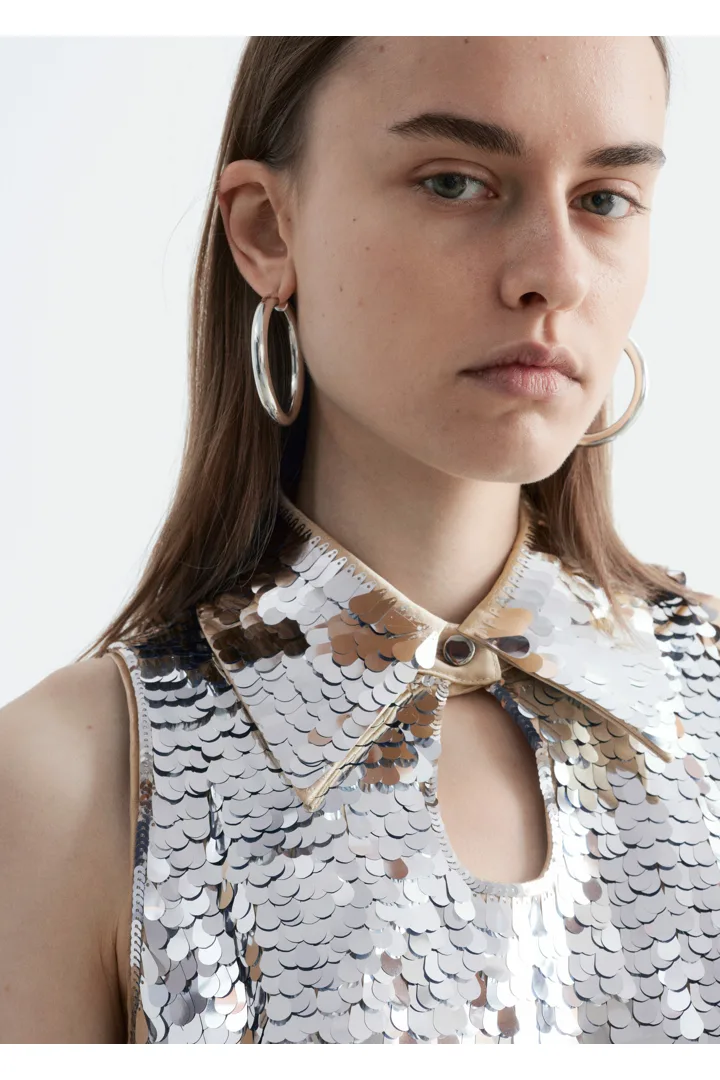 앤아더스토리즈 키홀 카라 시퀸 미니 드레스의 실버컬러 ECOMLook입니다.