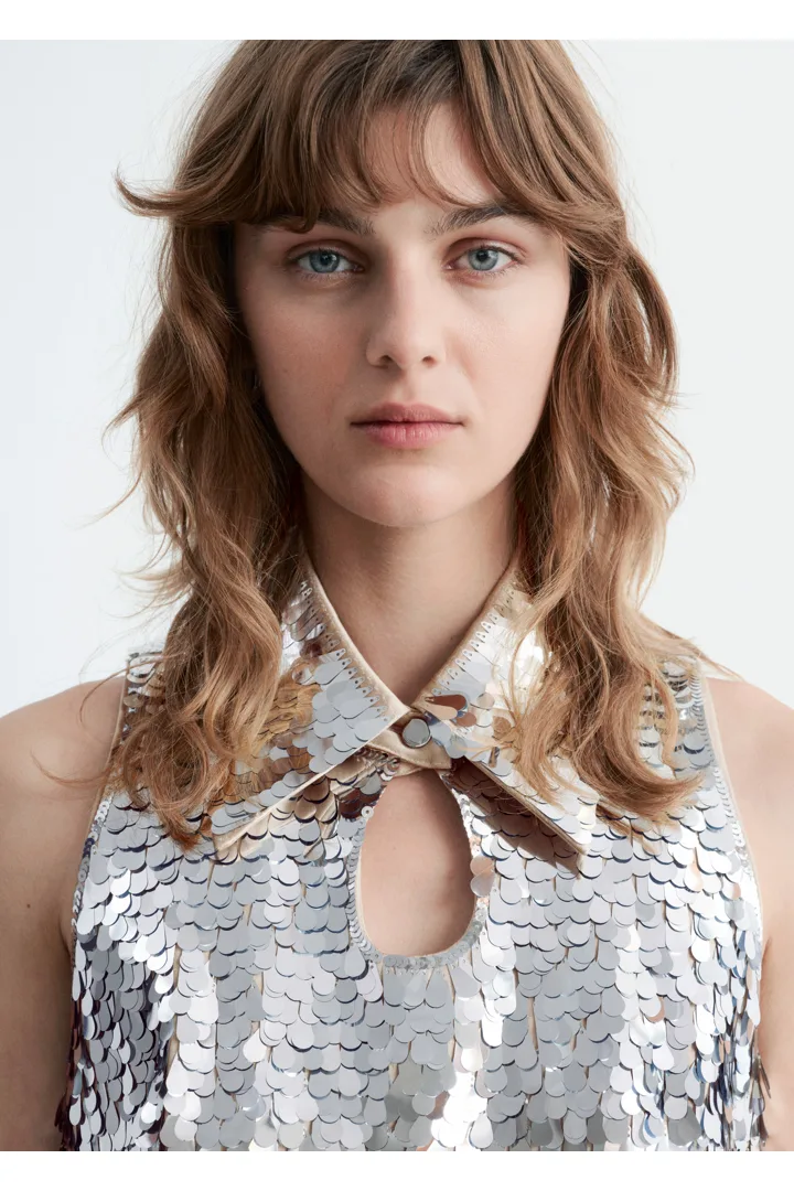 앤아더스토리즈 키홀 카라 시퀸 미니 드레스의 실버컬러 ECOMLook입니다.