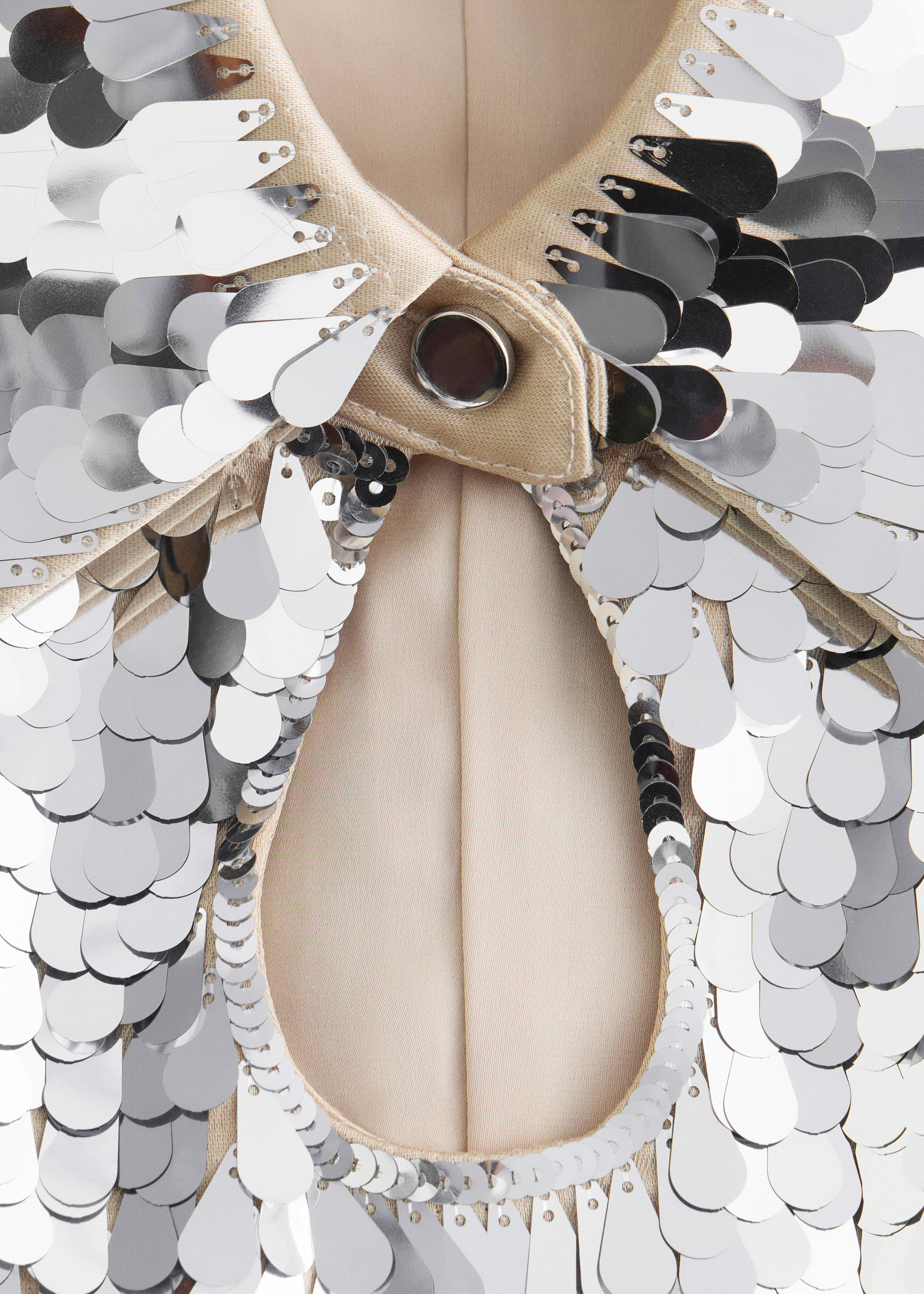 앤아더스토리즈 키홀 카라 시퀸 미니 드레스의 실버컬러 Detail입니다.