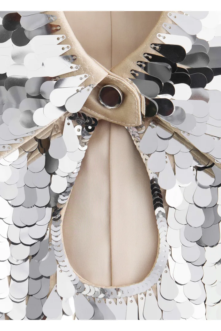 앤아더스토리즈 키홀 카라 시퀸 미니 드레스의 실버컬러 Detail입니다.