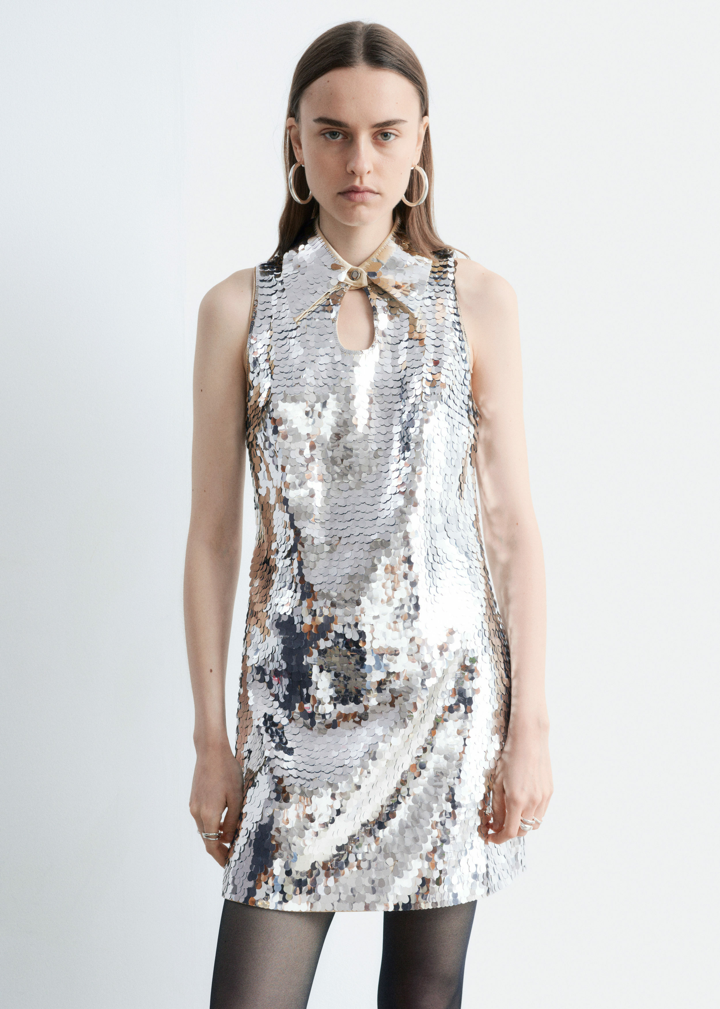 앤아더스토리즈 키홀 카라 시퀸 미니 드레스의 실버컬러 ECOMLook입니다.