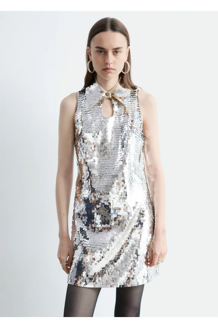 앤아더스토리즈 키홀 카라 시퀸 미니 드레스의 실버컬러 ECOMLook입니다.