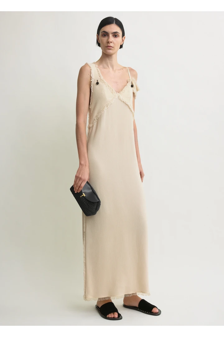 TOTEME 브이넥 로 슬립 드레스 스톤의 스톤컬러 0번쨰 이미지입니다.