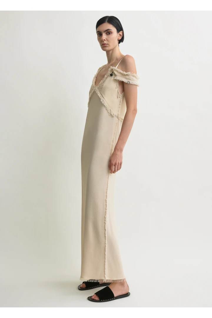 TOTEME 브이넥 로 슬립 드레스 스톤의 스톤컬러 1번쨰 이미지입니다.