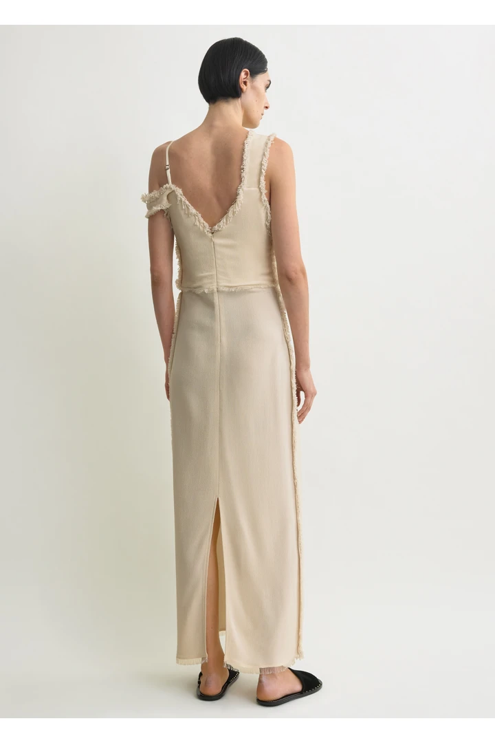 TOTEME 브이넥 로 슬립 드레스 스톤의 스톤컬러 2번쨰 이미지입니다.