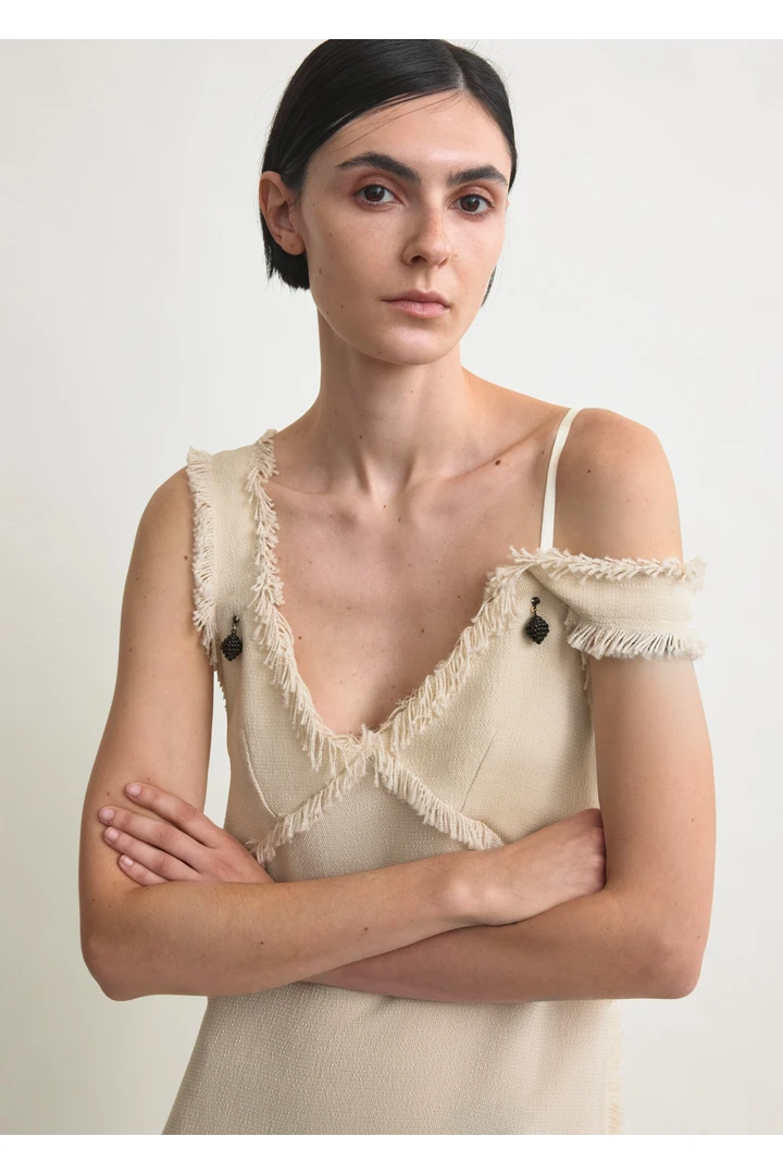 TOTEME 브이넥 로 슬립 드레스 스톤의 스톤컬러 3번쨰 이미지입니다.