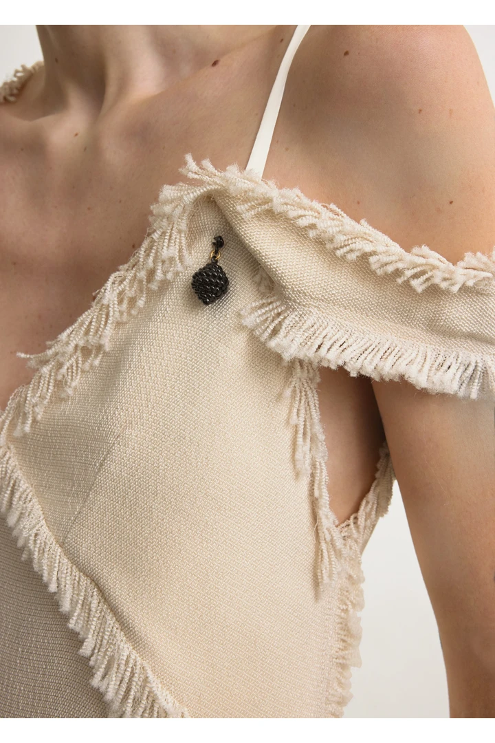 TOTEME 브이넥 로 슬립 드레스 스톤의 스톤컬러 4번쨰 이미지입니다.