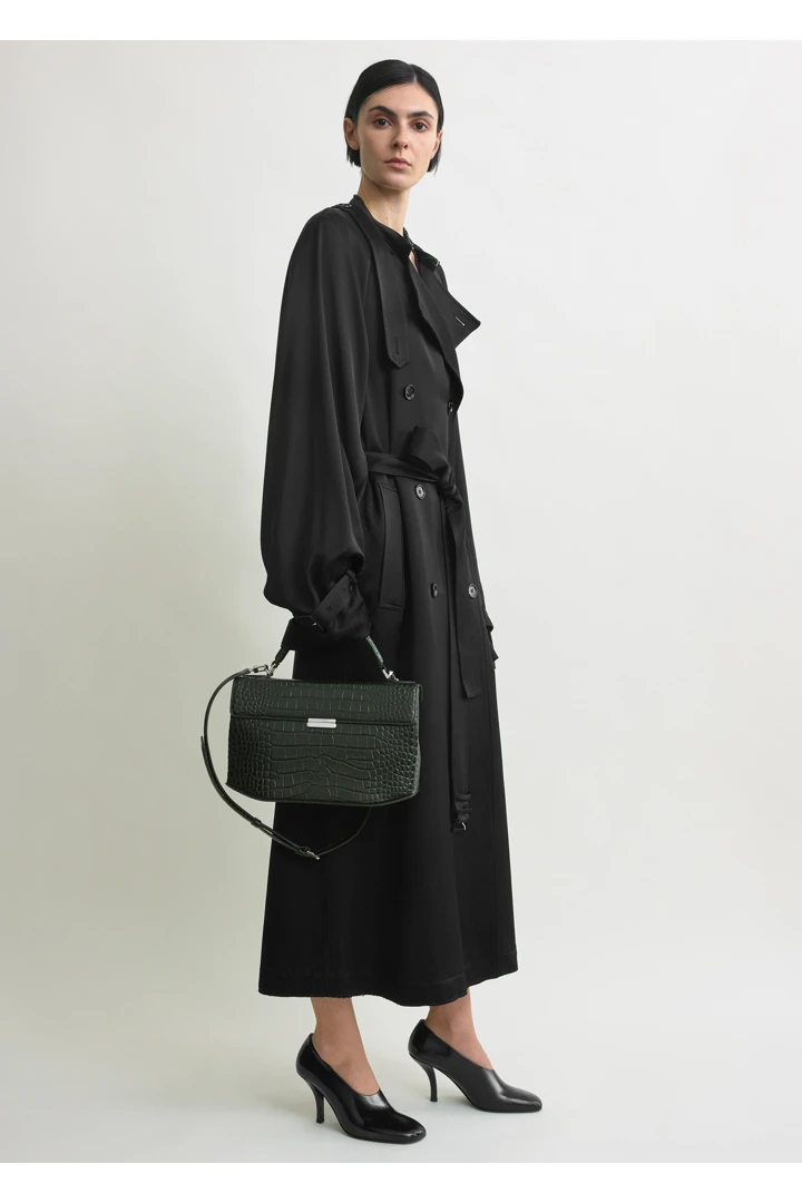 TOTEME 클립 크로커 엠보스드 탑 핸들 다크 그린의 다크 그린컬러 1번쨰 이미지입니다.