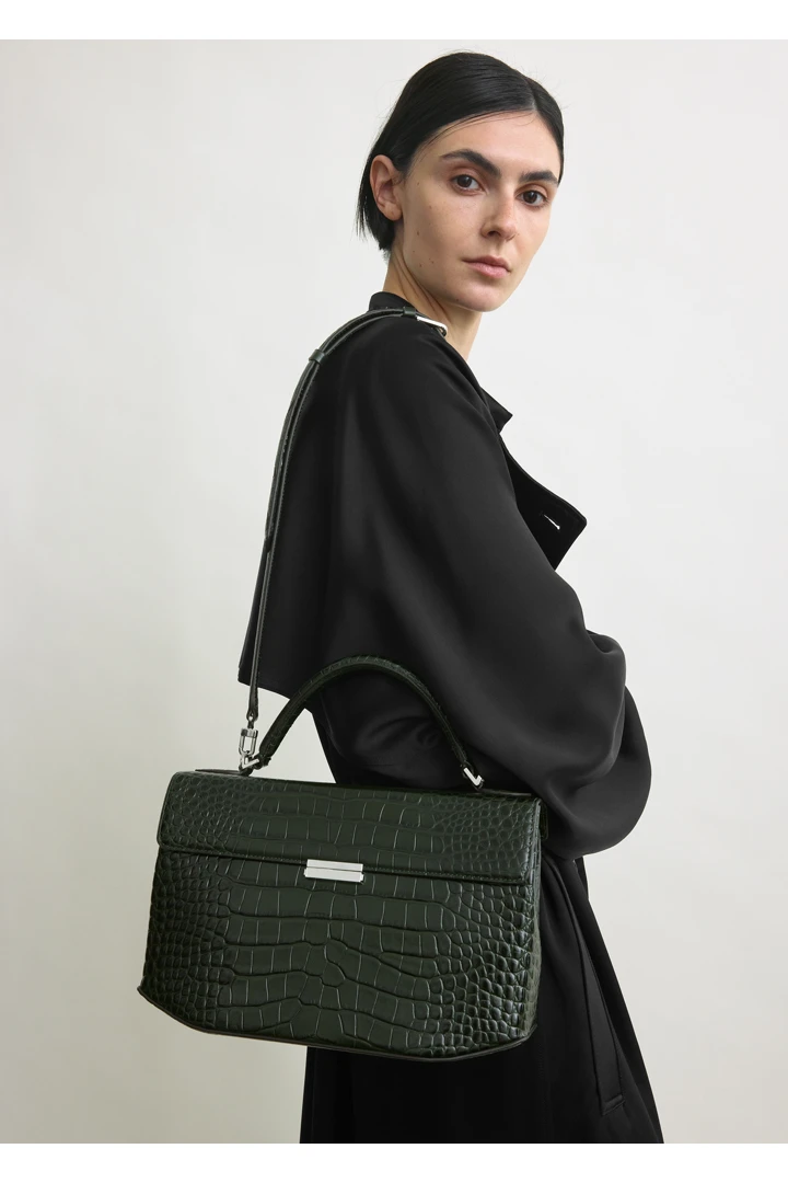 TOTEME 클립 크로커 엠보스드 탑 핸들 다크 그린의 다크 그린컬러 2번쨰 이미지입니다.