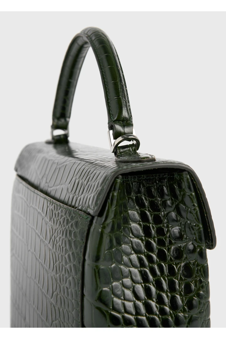 TOTEME 클립 크로커 엠보스드 탑 핸들 다크 그린의 다크 그린컬러 4번쨰 이미지입니다.