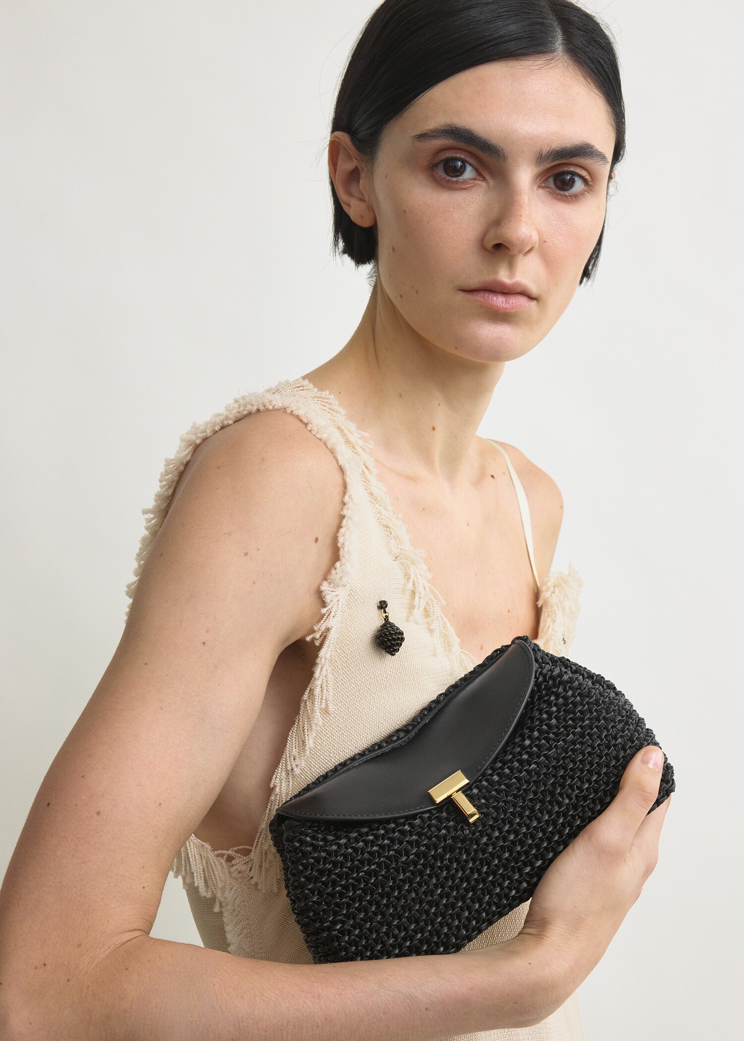 TOTEME 미니 티-락 우븐 레더 클러치 블랙의 블랙컬러 2번쨰 이미지입니다.