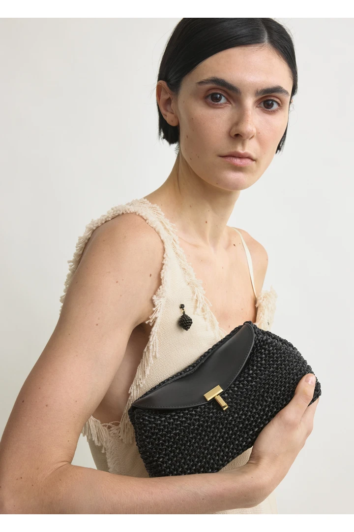 TOTEME 미니 티-락 우븐 레더 클러치 블랙의 블랙컬러 2번쨰 이미지입니다.