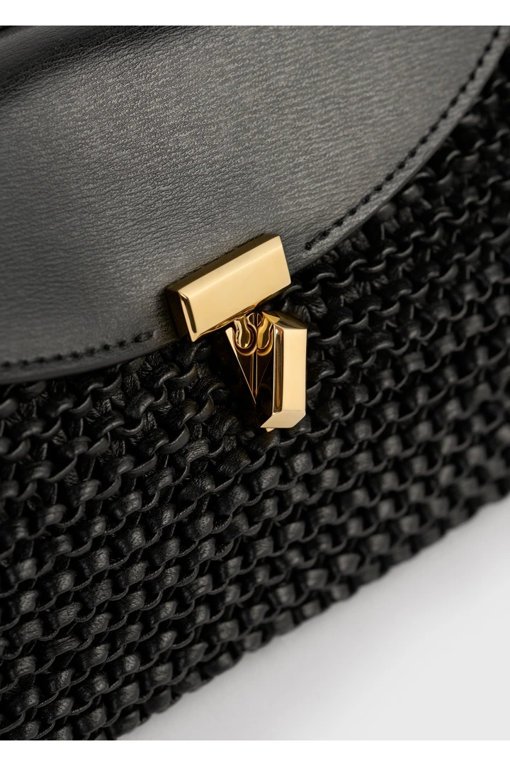 TOTEME 미니 티-락 우븐 레더 클러치 블랙의 블랙컬러 3번쨰 이미지입니다.