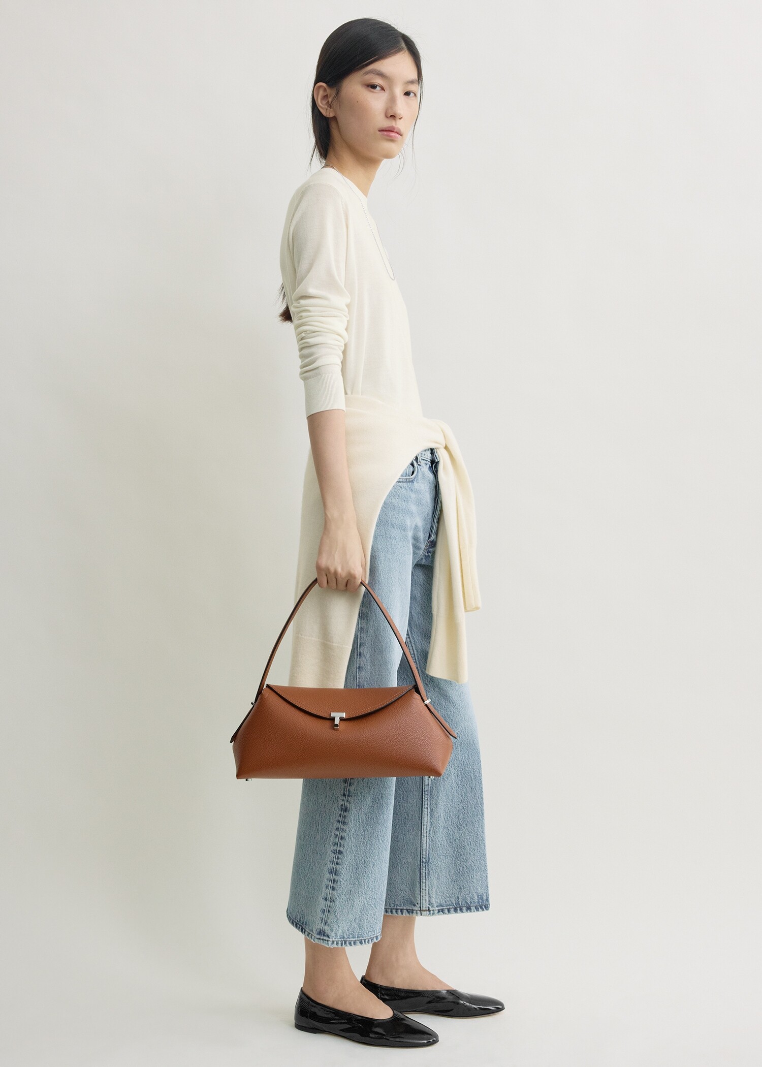 TOTEME 티-락 그레인 레더 숄더 시에나의 시에나컬러 1번쨰 이미지입니다.