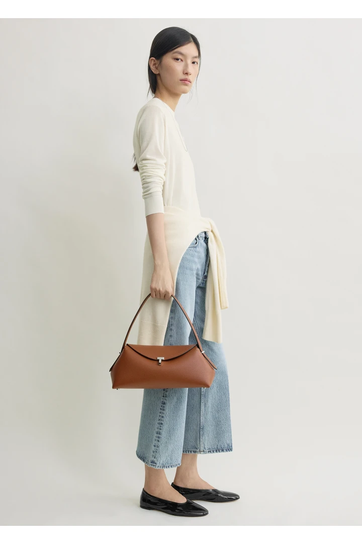 TOTEME 티-락 그레인 레더 숄더 시에나의 시에나컬러 1번쨰 이미지입니다.