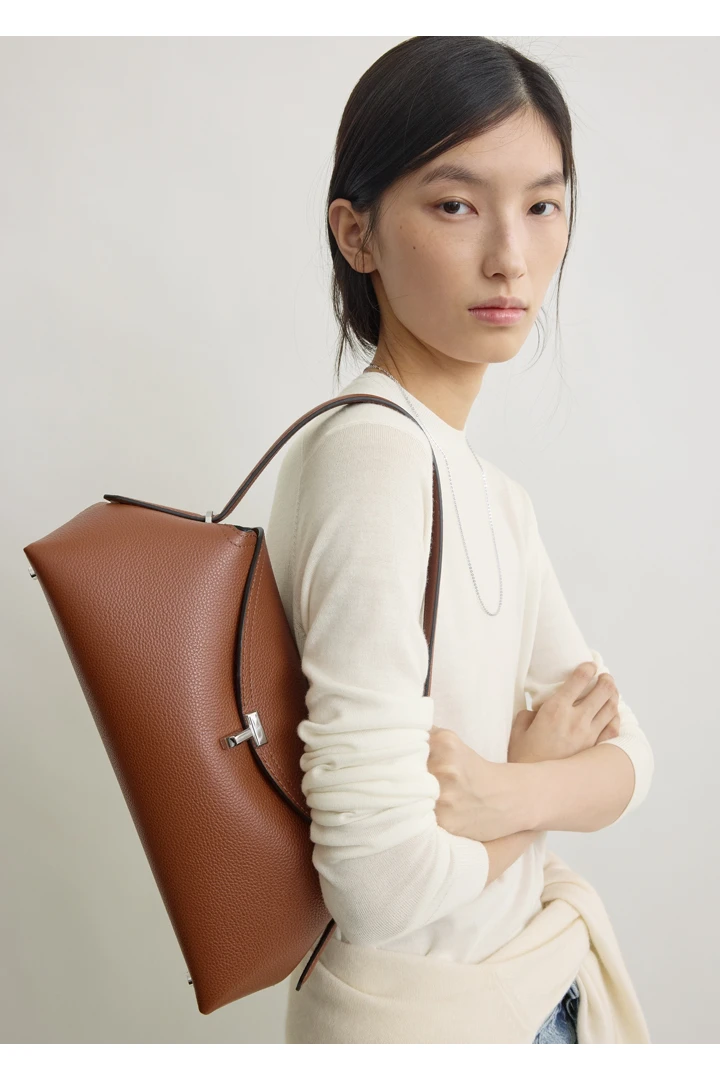 TOTEME 티-락 그레인 레더 숄더 시에나의 시에나컬러 2번쨰 이미지입니다.