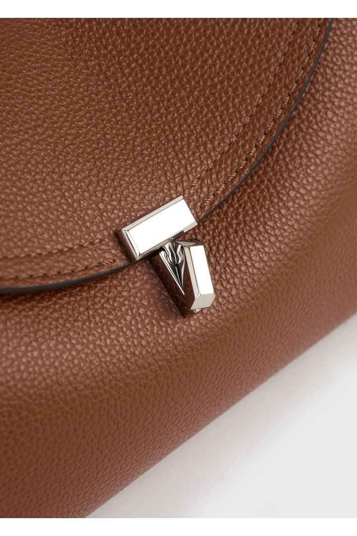 TOTEME 티-락 그레인 레더 숄더 시에나의 시에나컬러 3번쨰 이미지입니다.