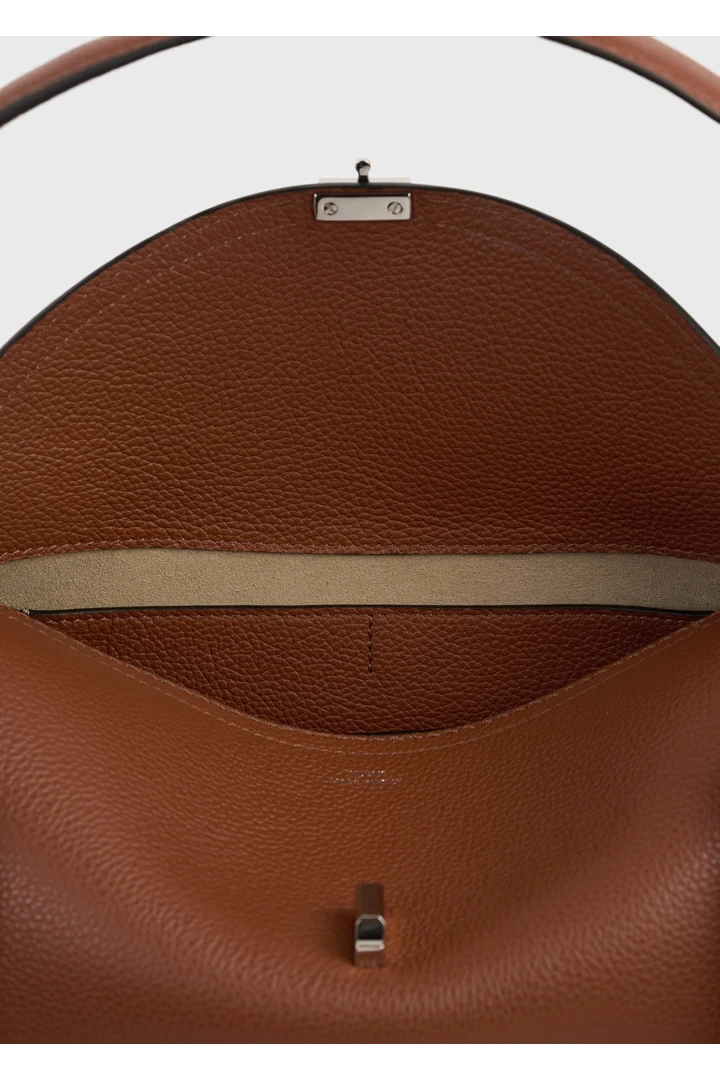 TOTEME 티-락 그레인 레더 숄더 시에나의 시에나컬러 4번쨰 이미지입니다.