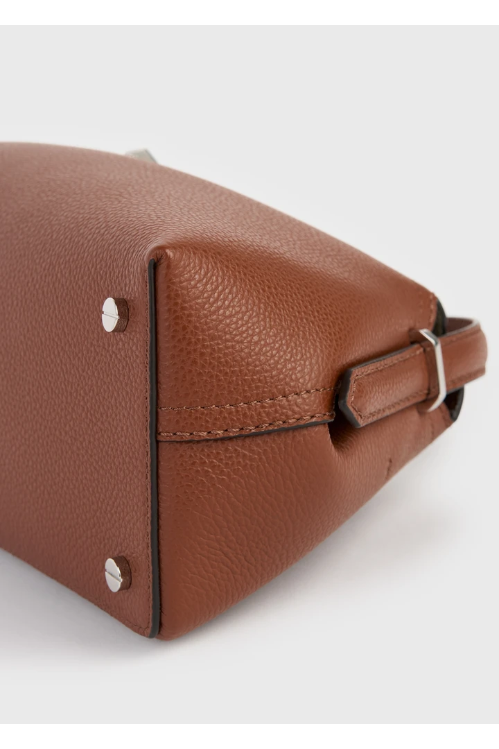 TOTEME 티-락 그레인 레더 숄더 시에나의 시에나컬러 5번쨰 이미지입니다.