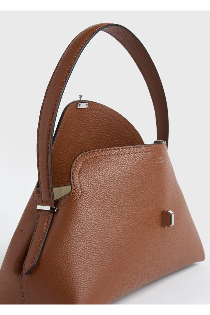 TOTEME 티-락 그레인 레더 숄더 시에나의 시에나컬러 6번쨰 이미지입니다.