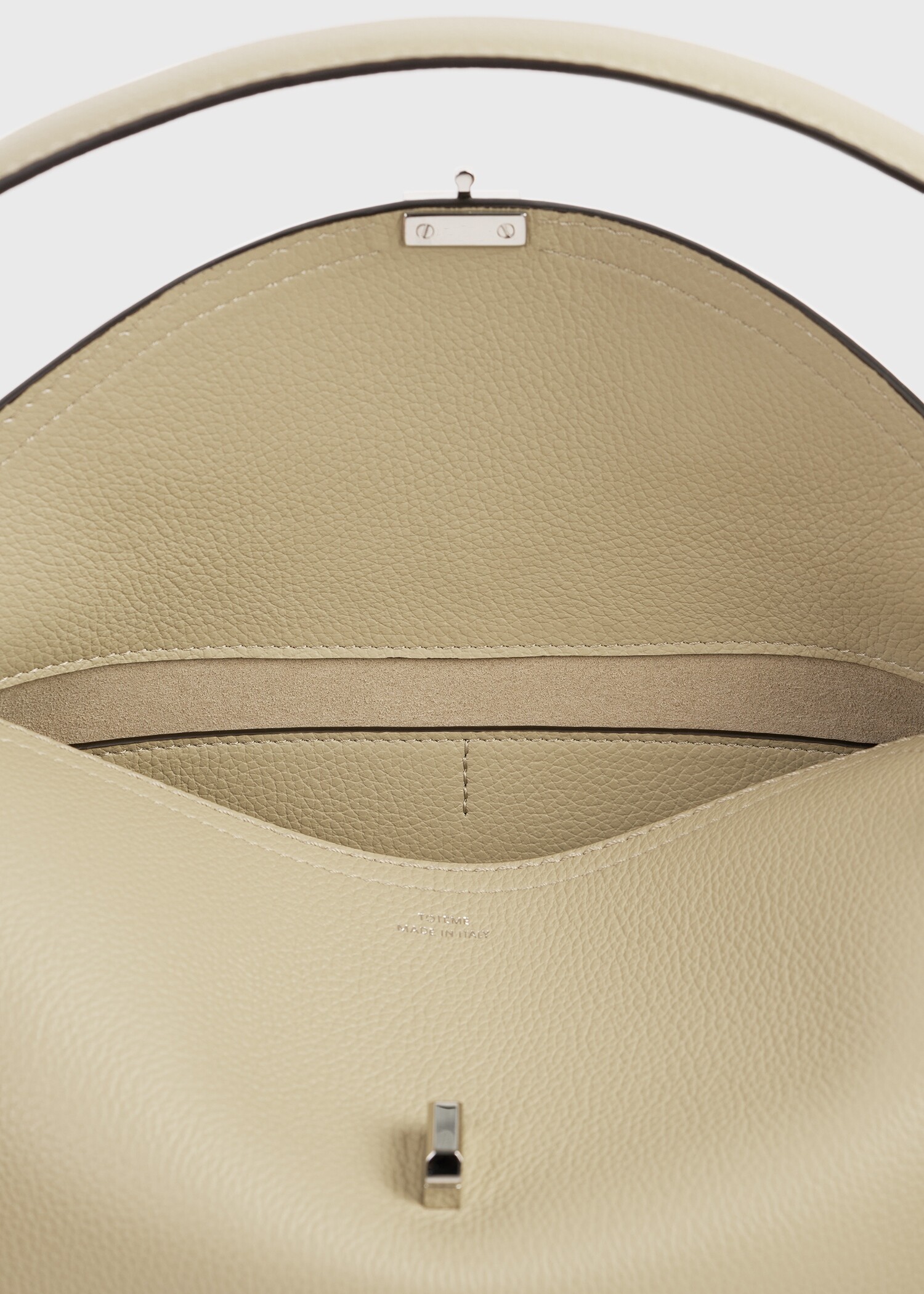 TOTEME 티-락 그레인 레더 숄더 캐슈의 캐슈컬러 4번쨰 이미지입니다.