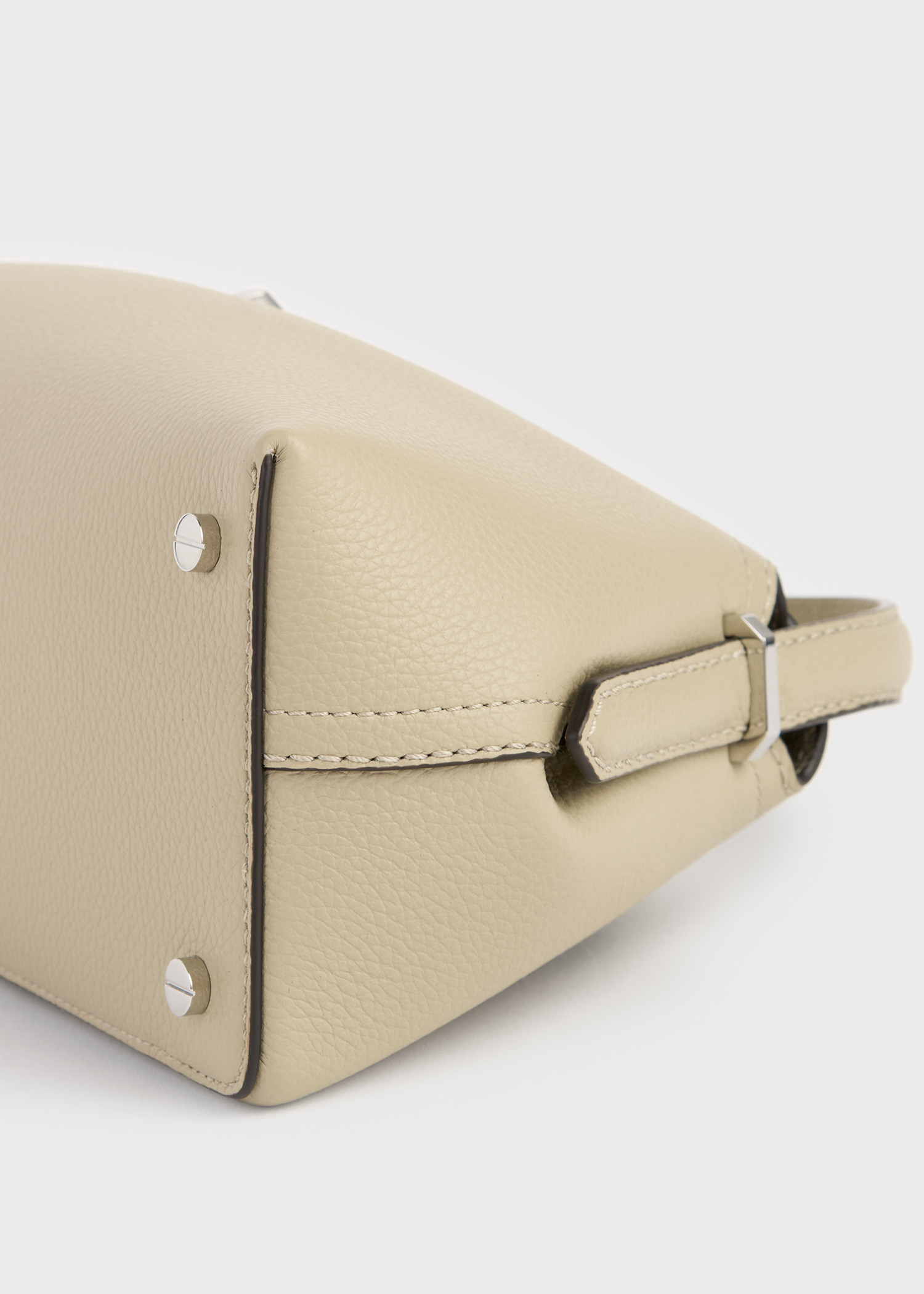 TOTEME 티-락 그레인 레더 숄더 캐슈의 캐슈컬러 5번쨰 이미지입니다.